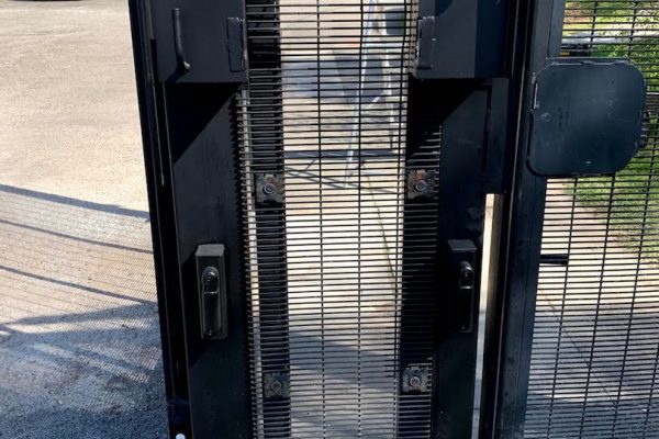 Automatic_double_vehicle_swing_gates_0894-1