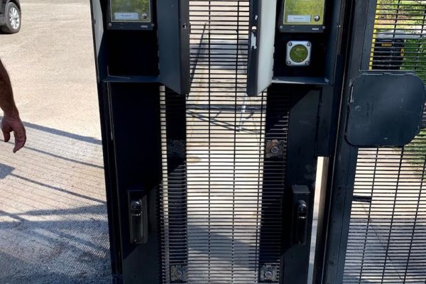 Automatic_double_vehicle_swing_gates_0895-1