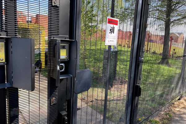 Automatic_double_vehicle_swing_gates_0897-1