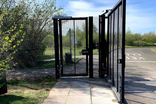 Automatic_double_vehicle_swing_gates_0902-1