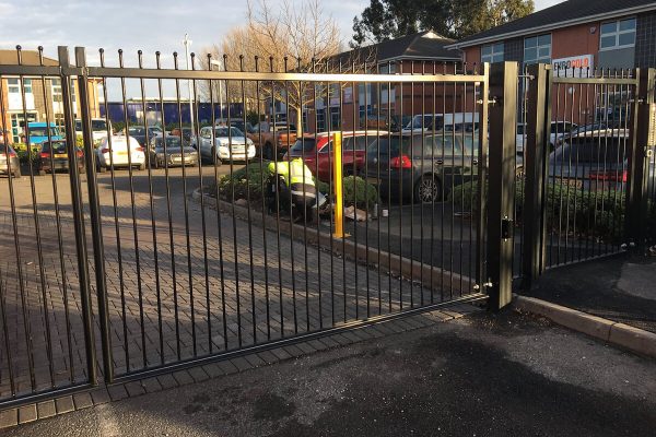 automatic_driveway_gates_with_remote_control_entry_in_liverpool