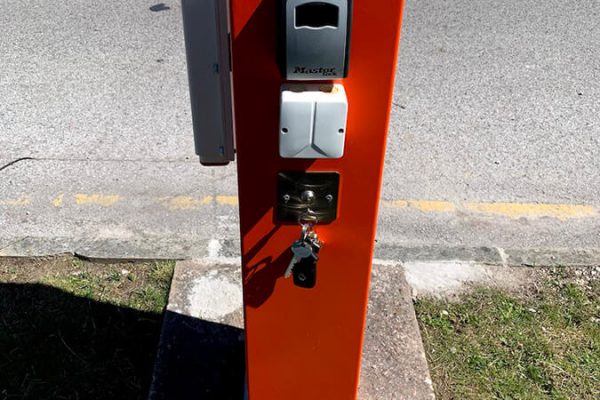 automatic_vehicle_barrier_with_long_beam_protecting_private_car_park