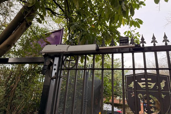 mere-uk-electric-school-swing-gates-merseyside