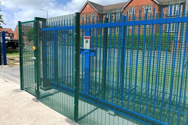 sliding_vehicle_access_control_gate_liverpool_ 02