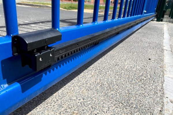 sliding_vehicle_access_control_gate_liverpool_03