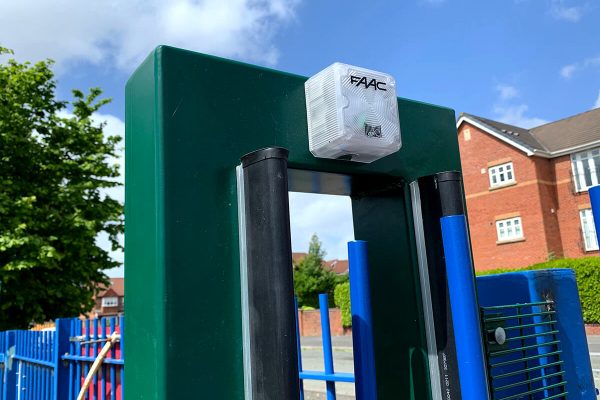 sliding_vehicle_access_control_gate_liverpool_04