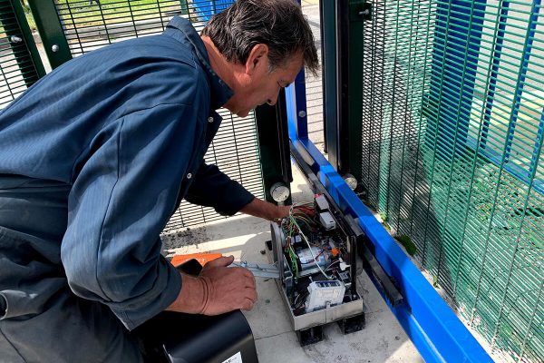 sliding_vehicle_access_control_gate_liverpool_05