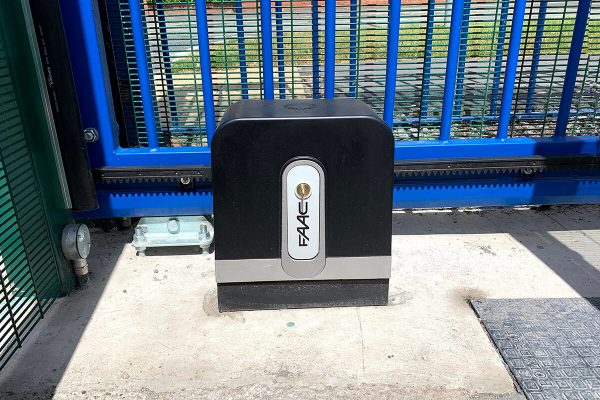 sliding_vehicle_access_control_gate_liverpool_06